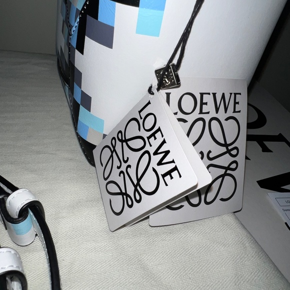 Loewe Small Edge Puzzle from the Pixel Collection - Picture 11 of 15